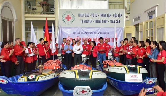 Central leader visits flood-stricken provinces ảnh 2