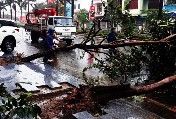 Storm Etau makes landfall, devastates Central provinces ảnh 1