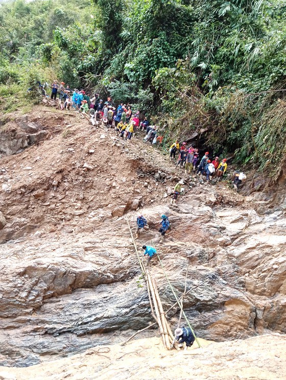 Central region constantly braces for storms, floods ảnh 2