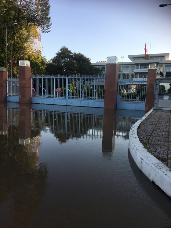 Can Tho city looks like river due to high tide ảnh 2