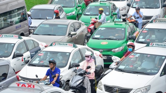 Badly traffic jam in streets leading to Tan Son Nhat Airport ảnh 10