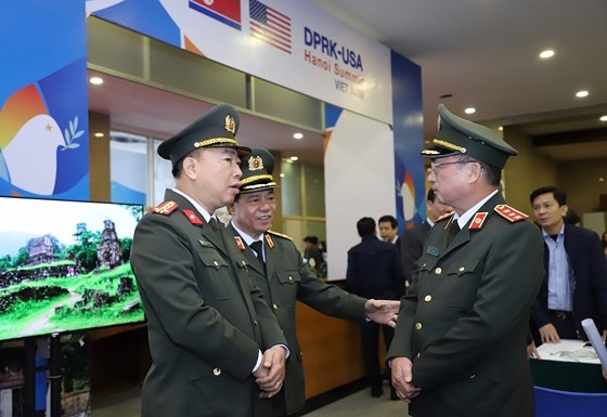 Prime Minister inspects media center serving DPRK-USA Hanoi Summit ảnh 4