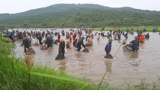 Thousands of people attend fishing festival in Ha Tinh province ảnh 2