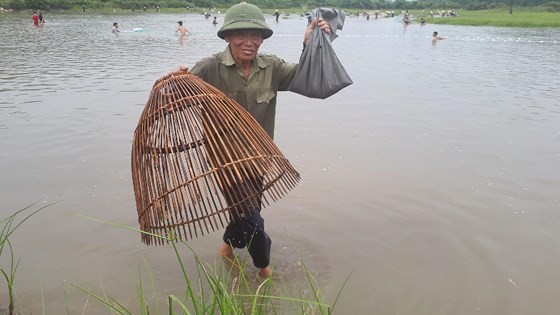 Thousands of people attend fishing festival in Ha Tinh province ảnh 4