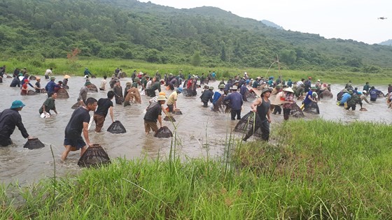 Thousands of people attend fishing festival in Ha Tinh province ảnh 6
