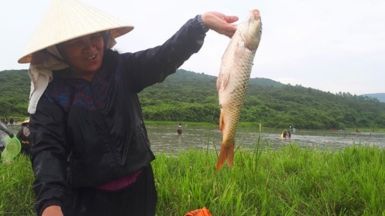 Thousands of people attend fishing festival in Ha Tinh province ảnh 15