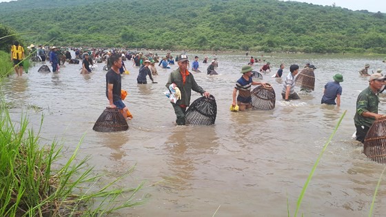 Thousands of people attend fishing festival in Ha Tinh province ảnh 8