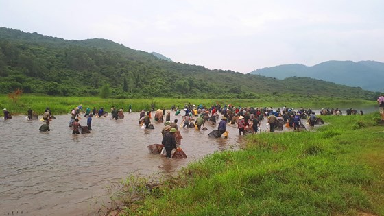 Thousands of people attend fishing festival in Ha Tinh province ảnh 10
