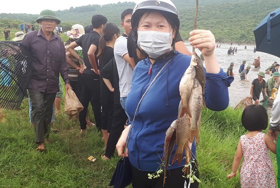 Thousands of people attend fishing festival in Ha Tinh province ảnh 12