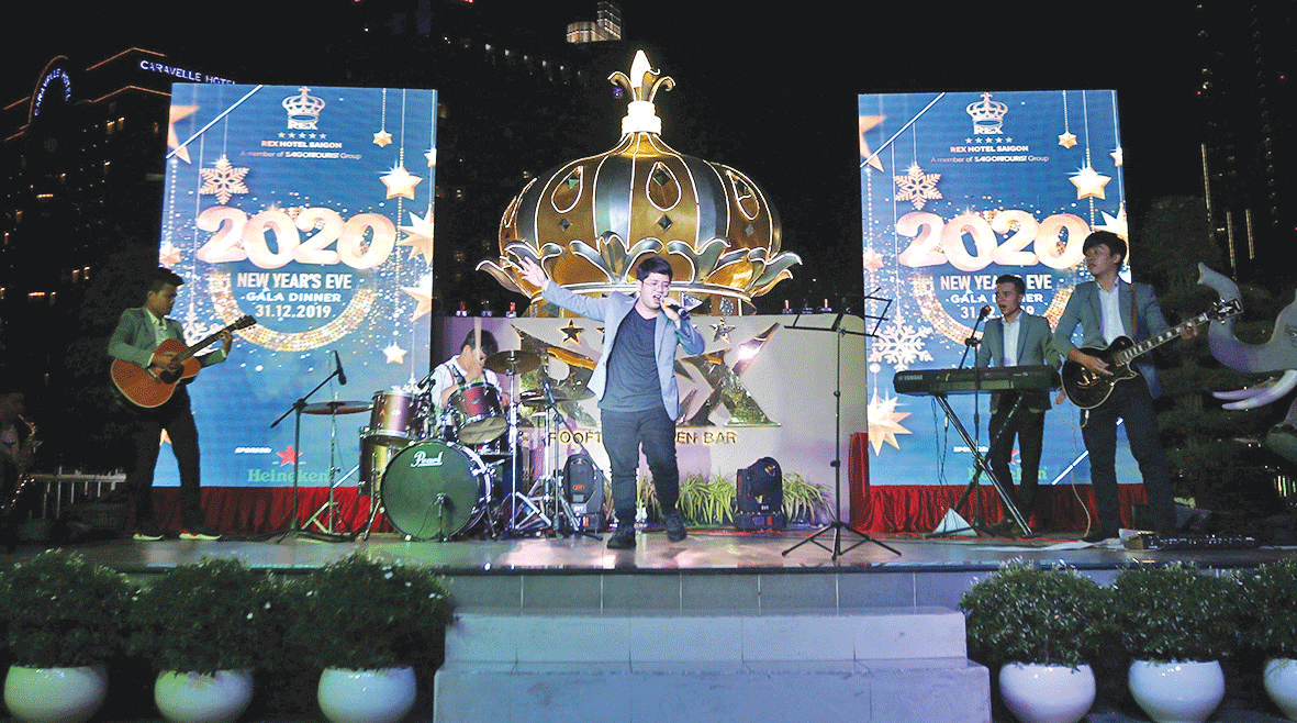 Residents ring in New Year 2020 across the country ảnh 2