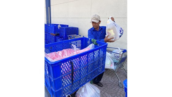 Online shopping prospers through Coronavirus ảnh 1
