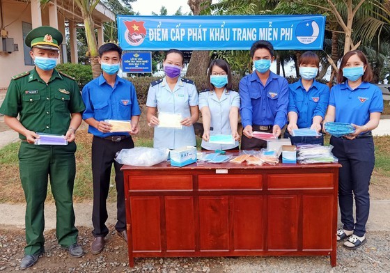 Border guard forces strive to control Covid-19 ảnh 5