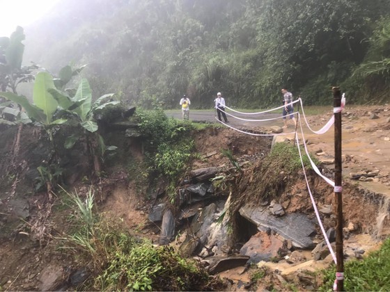 Northern mountainous provinces pummeled with heavy rain, strong wind ảnh 1