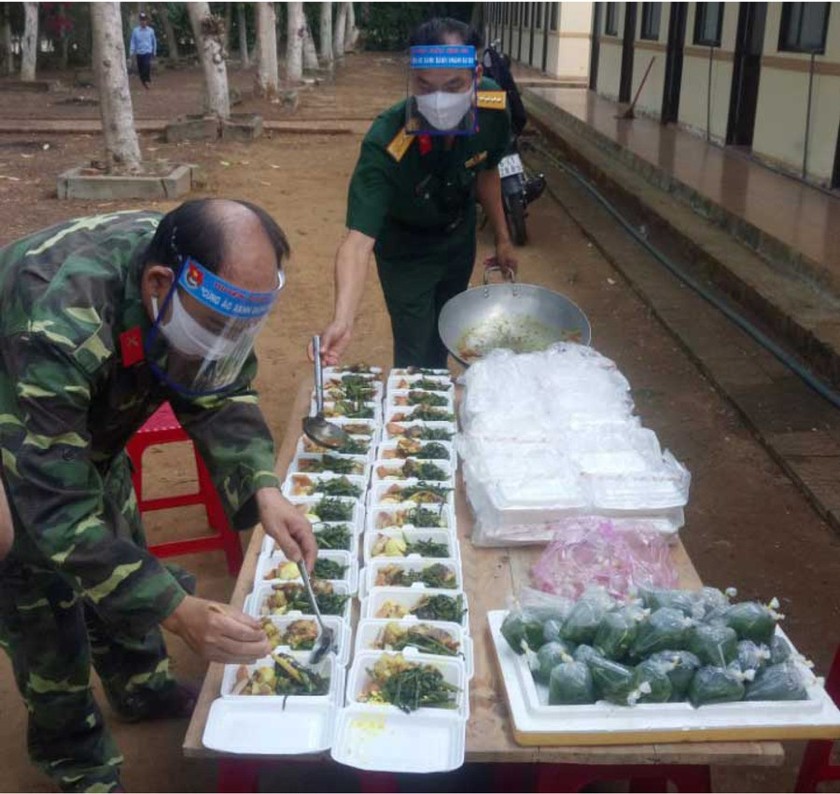 Field hospital gets meals from local soldiers during Covid-19 ảnh 10