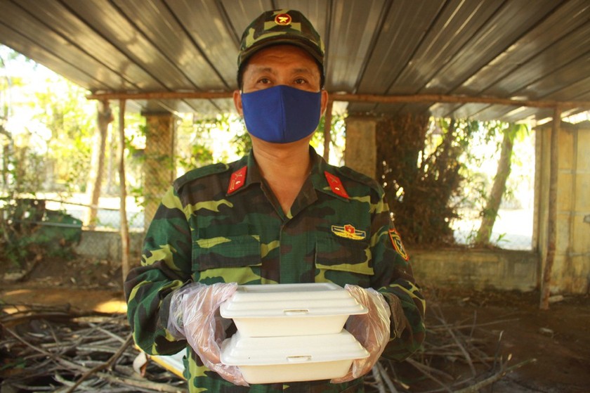 Field hospital gets meals from local soldiers during Covid-19 ảnh 1