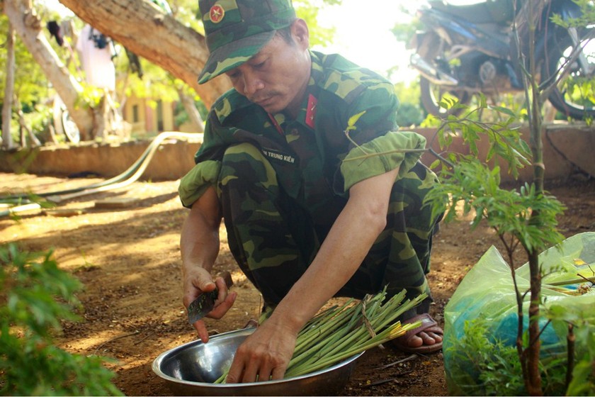 Field hospital gets meals from local soldiers during Covid-19 ảnh 3