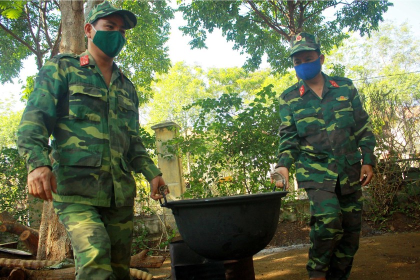 Field hospital gets meals from local soldiers during Covid-19 ảnh 4