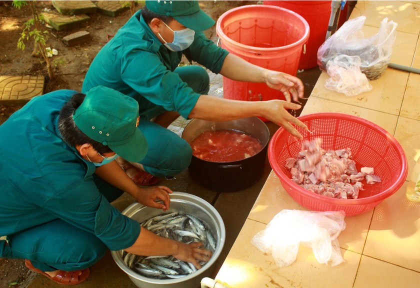 Field hospital gets meals from local soldiers during Covid-19 ảnh 7