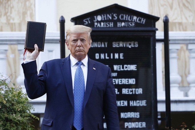 Ông Trump nổi giận vì bị cho là trốn xuống hầm ngầm tránh biểu tình - Ảnh 2. Ông Trump nổi giận vì bị cho là trốn xuống hầm ngầm tránh biểu tình - Ảnh 2.