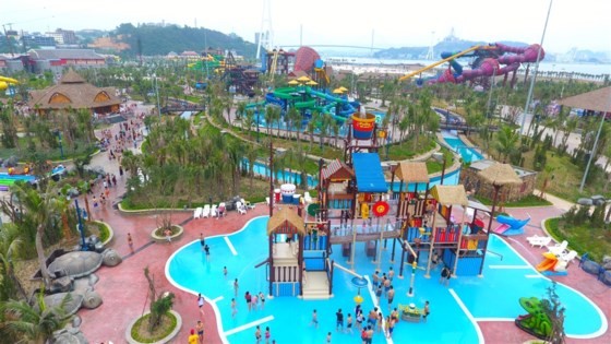 Visitors flock to water park in Halong due to heat wave ảnh 1