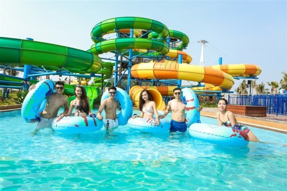 Visitors flock to water park in Halong due to heat wave ảnh 3
