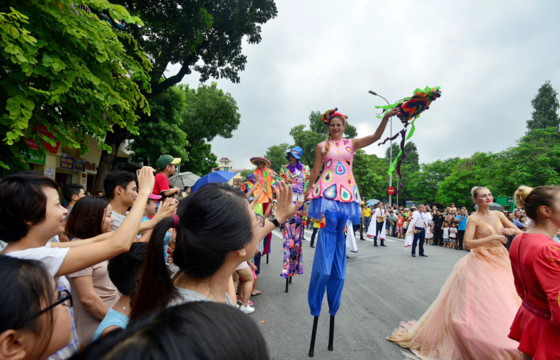Int'l Carnival at walking street, Hanoi lures visitors ảnh 5