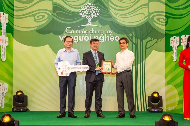 Các doanh nghiệp “bầu Hiển” ủng hộ 30 tỷ đồng quỹ “Vì người nghèo” ảnh 1