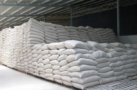 Paddy prices slightly drop as enterprises limit purchasing ảnh 1