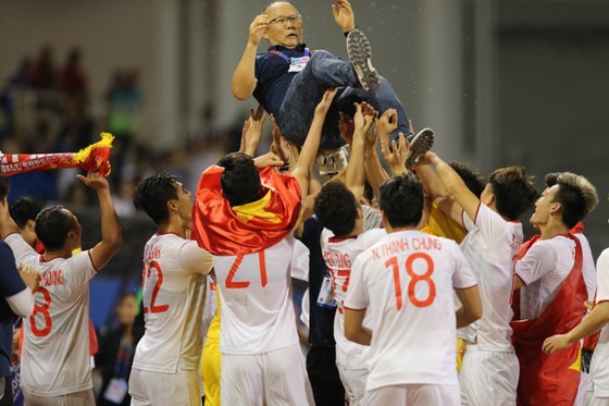 Football fans flood streets to celebrate Vietnam's football gold medal ảnh 1