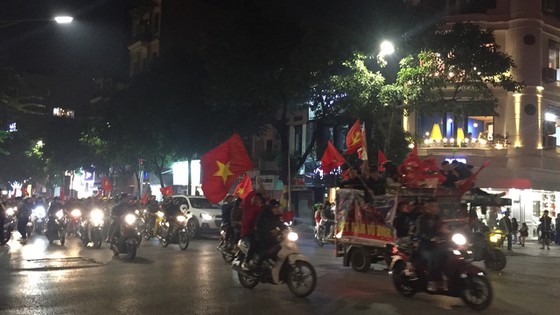 Football fans flood streets to celebrate Vietnam's football gold medal ảnh 4