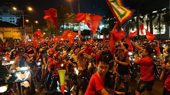 Football fans flood streets to celebrate Vietnam's football gold medal ảnh 9