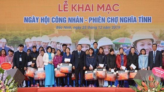 Bac Ninh province offers Tet gifts, free bus tickets to workers ảnh 2