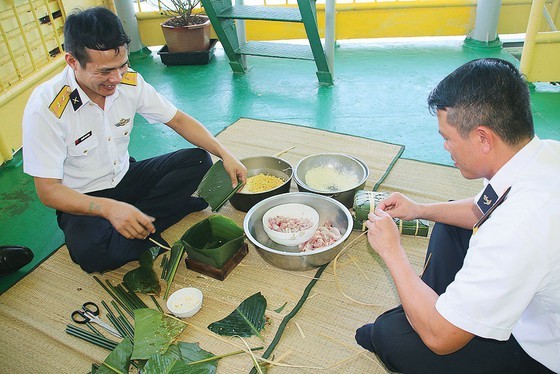 Tet atmosphere on DK1 platform ảnh 2