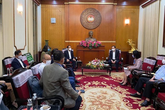 Coach Park, Korean Embassy donate $100,000 to fight coronavirus ảnh 1