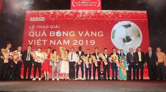 Do Hung Dung claims top honour at 2019 Vietnamese Golden Ball Awards ảnh 1