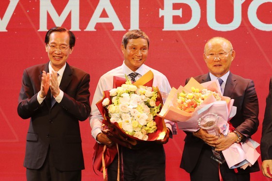 Do Hung Dung claims top honour at 2019 Vietnamese Golden Ball Awards ảnh 9
