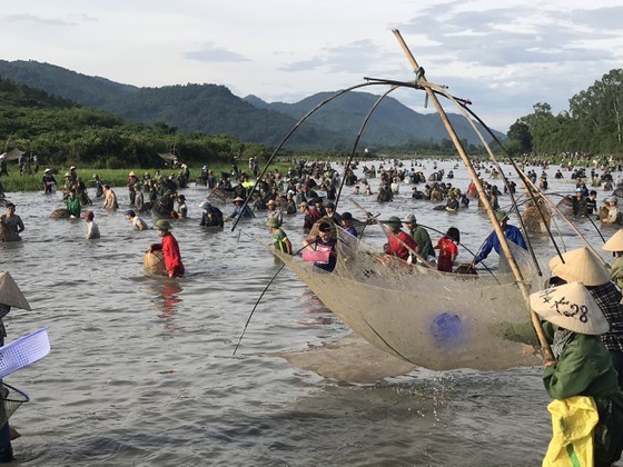 Locals flock to hundred-year-old fishing festival ảnh 2