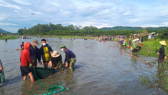 Locals flock to hundred-year-old fishing festival ảnh 1