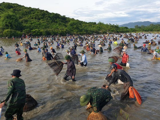 Locals flock to hundred-year-old fishing festival ảnh 3