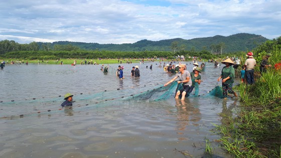 Locals flock to hundred-year-old fishing festival ảnh 6