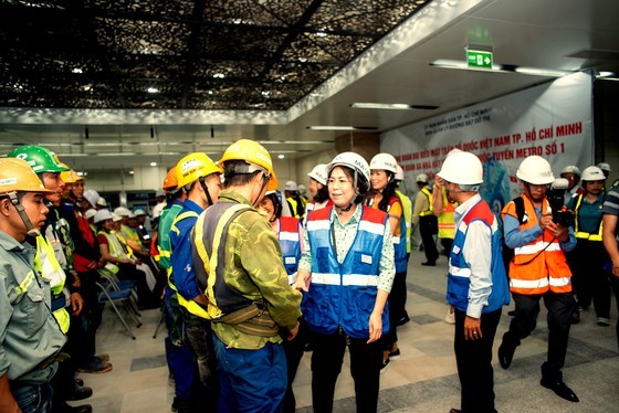 HCMC’s officials give gifts to workers of first metro line project ảnh 1