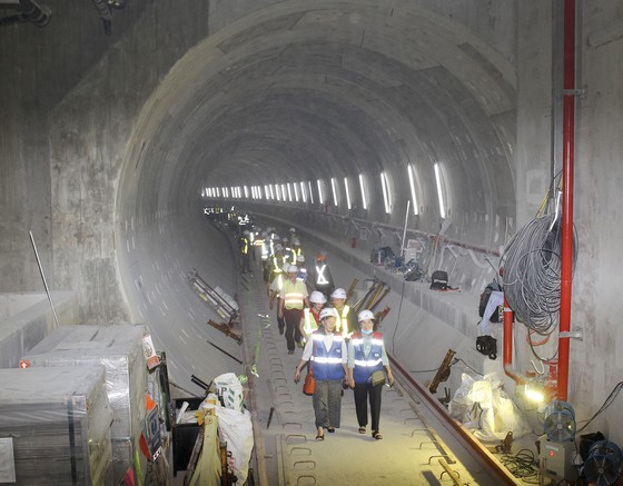 HCMC’s officials give gifts to workers of first metro line project ảnh 2