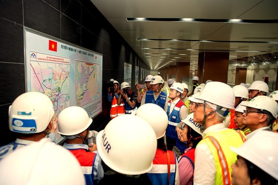 HCMC’s officials give gifts to workers of first metro line project ảnh 3