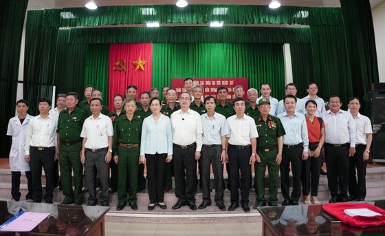 HCMC’s Party, government, and people show gratitude to war invalids ảnh 6
