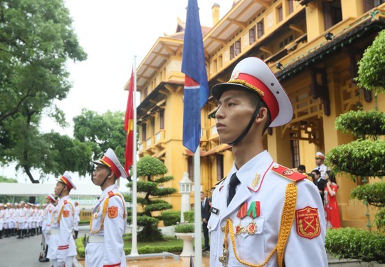 Flag raising ceremony marks 53 years of ASEAN ảnh 10