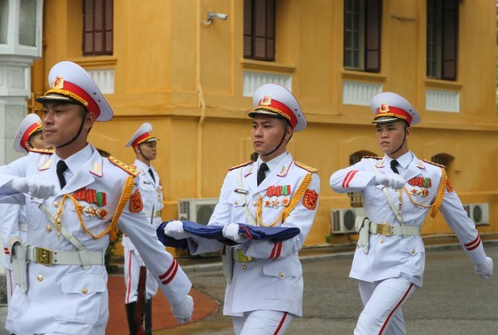 Flag raising ceremony marks 53 years of ASEAN ảnh 5