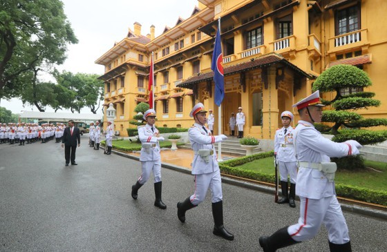 Flag raising ceremony marks 53 years of ASEAN ảnh 9