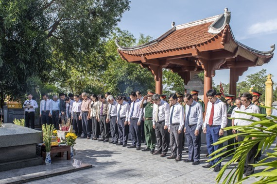 Ha Tinh celebrates great poet Nguyen Du's death anniversary ảnh 1