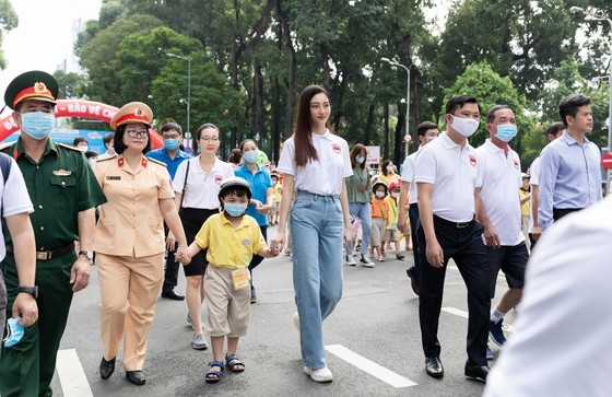 Traffic safety campaign to get kids wearing quality helmets launched in HCMC ảnh 2