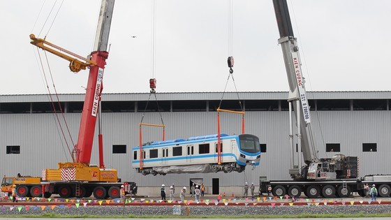 Metro coaches placed on tracks ảnh 4